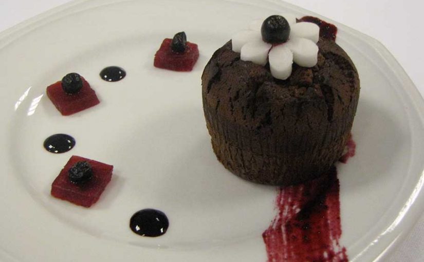 Fondant au chocolat à la betterave confite, coulis de myrtille