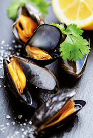 Moules en croûte de chorizo artichaut à la tanaisie et vinaigre de cidre