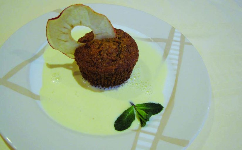 Muffin de carottes de créances, crème anglaise au miel et sa chips de pomme