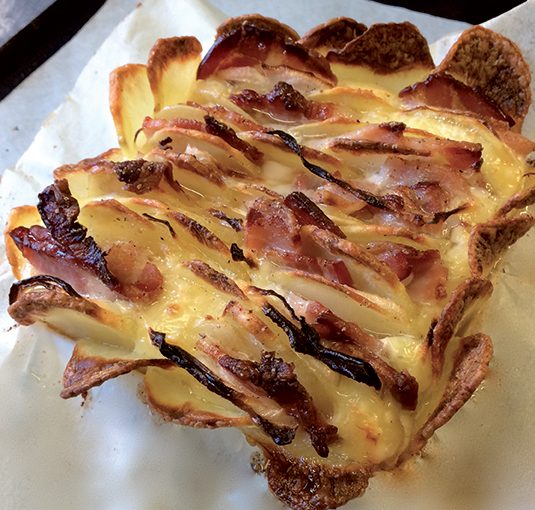 Pont-l’evêque rôti en écailles de pomme de terre, bacon et oignons