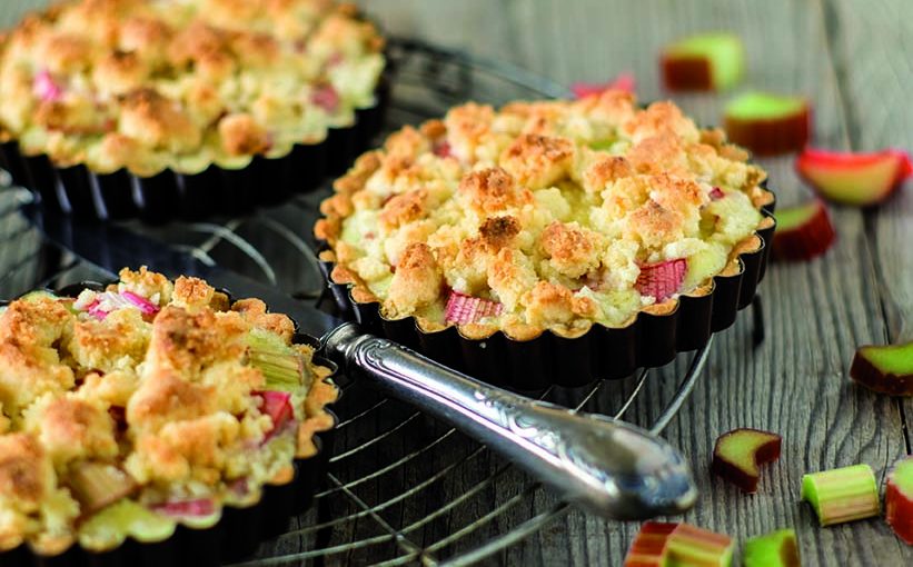 Tartelette tiède à la rhubarbe, coulis de caramel au beurre d’Isigny