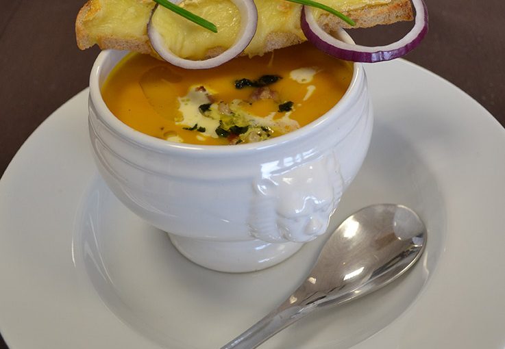 Velouté de potiron, lardons grillés et tartine de Livarot