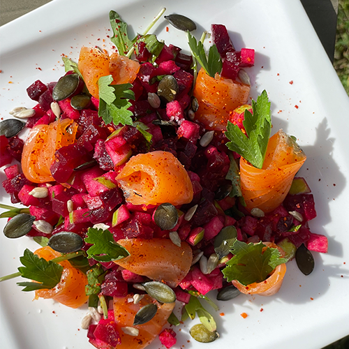 Truite fumée, tartare de betterave rouge et pomme