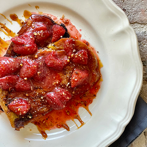 Brioche perdue, fraises rôties et confiture de lait