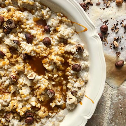 Riz au lait, caramel au beurre salé et noisettes torréfiées