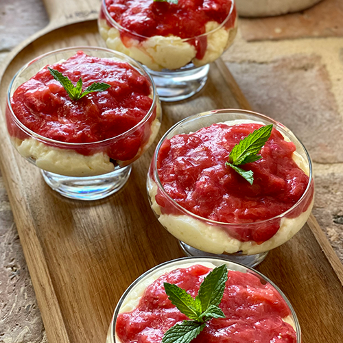 Verrine de sablé normand, mousse au fromage blanc, compotée de fraises et rhubarbe