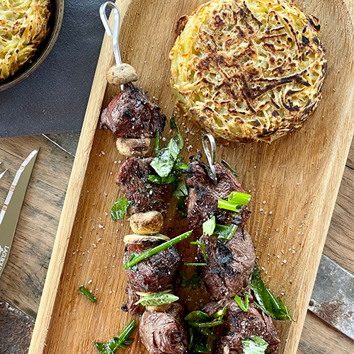 Brochette de bœuf marinée et sa galette de pommes de terre