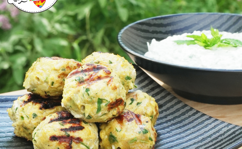 Brochettes de poulet façon kefta et sauce yaourt aux herbes