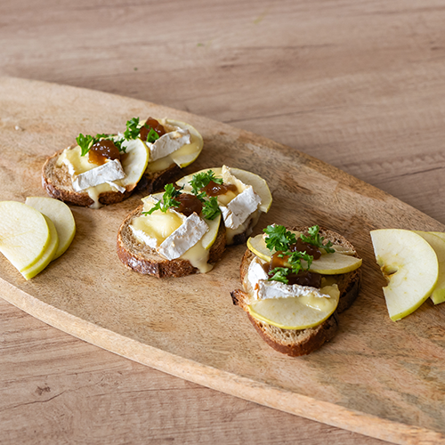 Bruschetta au Camembert de Normandie, pommes et confit d’oignon